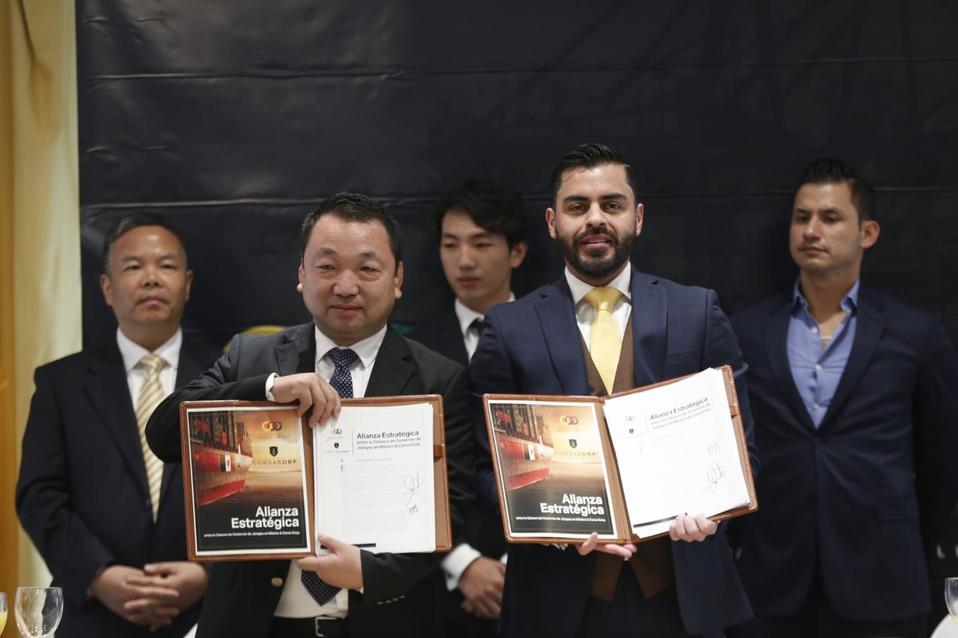 Zhao Zhun , presidente de la cámara de comercio Dee Jiangsu ; Huang He , alcalde de la cámara de comercio de Jiangsu ; Guillermo Pérez director genera