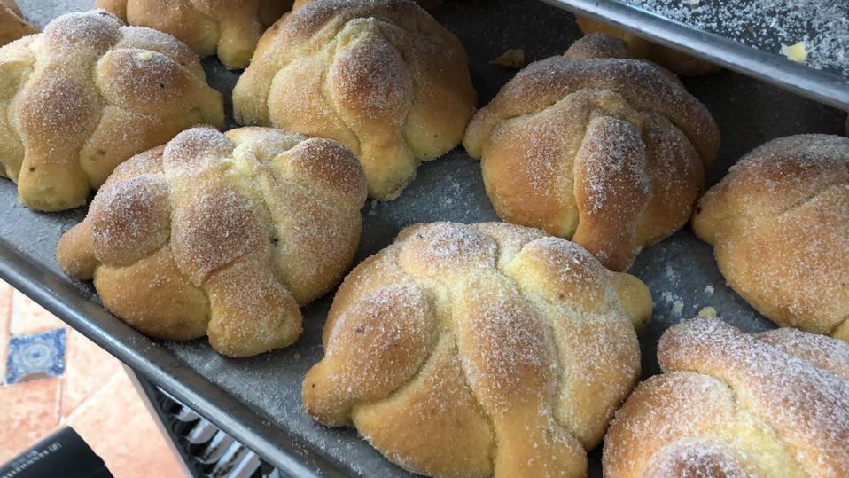 La elaboración del pan de muerto es una tradición arraigada en el país.