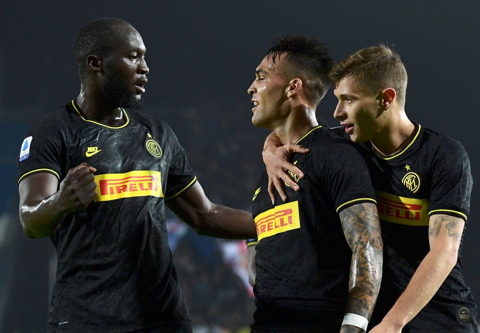 Lautaro Martínez, Romelu Lukaku y  Nicolo Barella en celebración de gol (AFP)