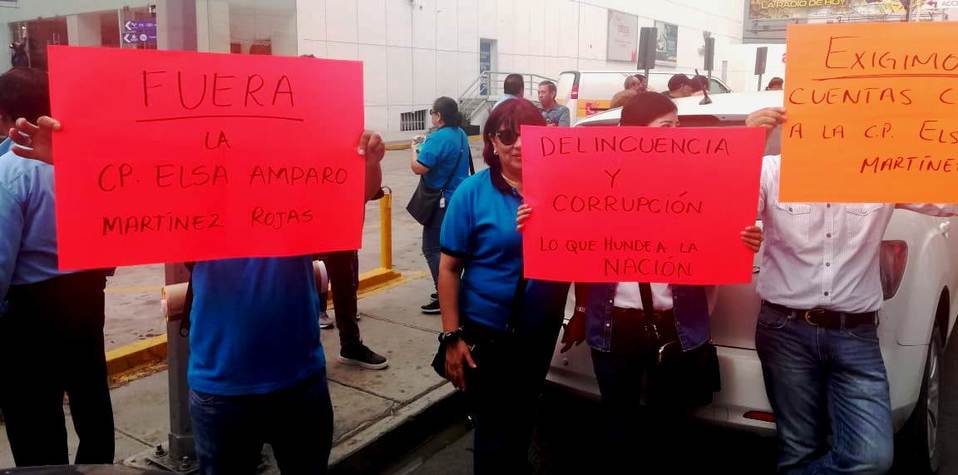 Los maestros del colegio demandaron liberar los recursos que se adeudan por estímulos, aguinaldo y retroactivo. (Foto: Eduardo Mendieta)