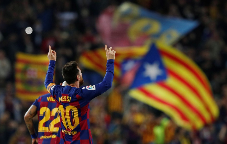 Messi levantando al equipo para posicionarlos en primer lugar de la Liga (Reuters)