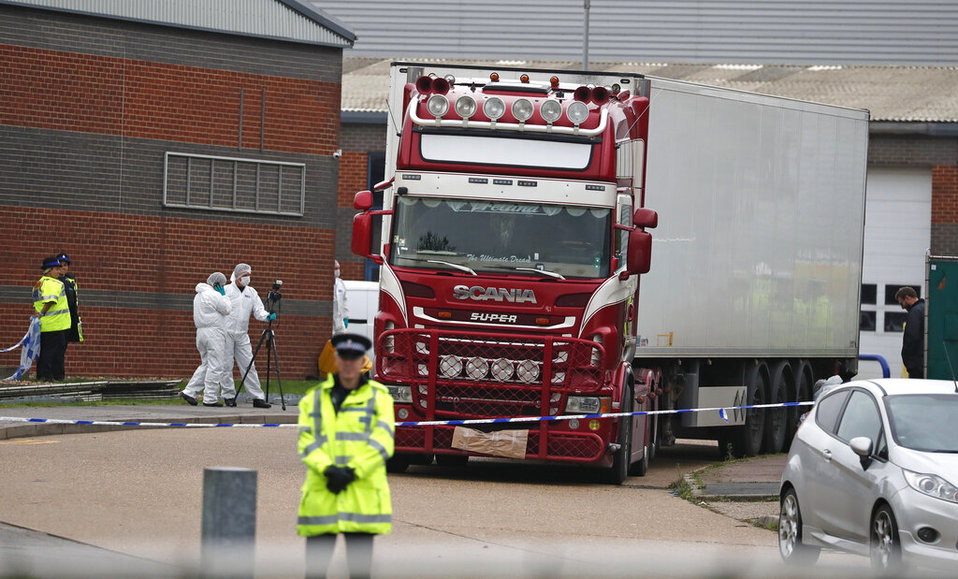 La policía inspecciona el camión donde fueron encontrados los cadáveres de 39 personas, en Thurrock, Inglaterra. (AP)
