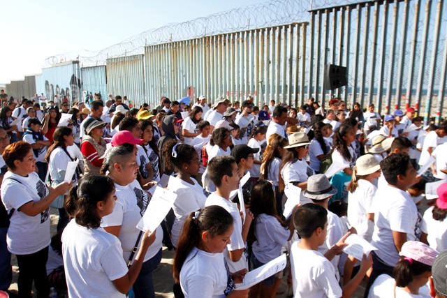 Solicitantes de asilo permanecen en la frontera entre México y Estados Unidos/Reuters.