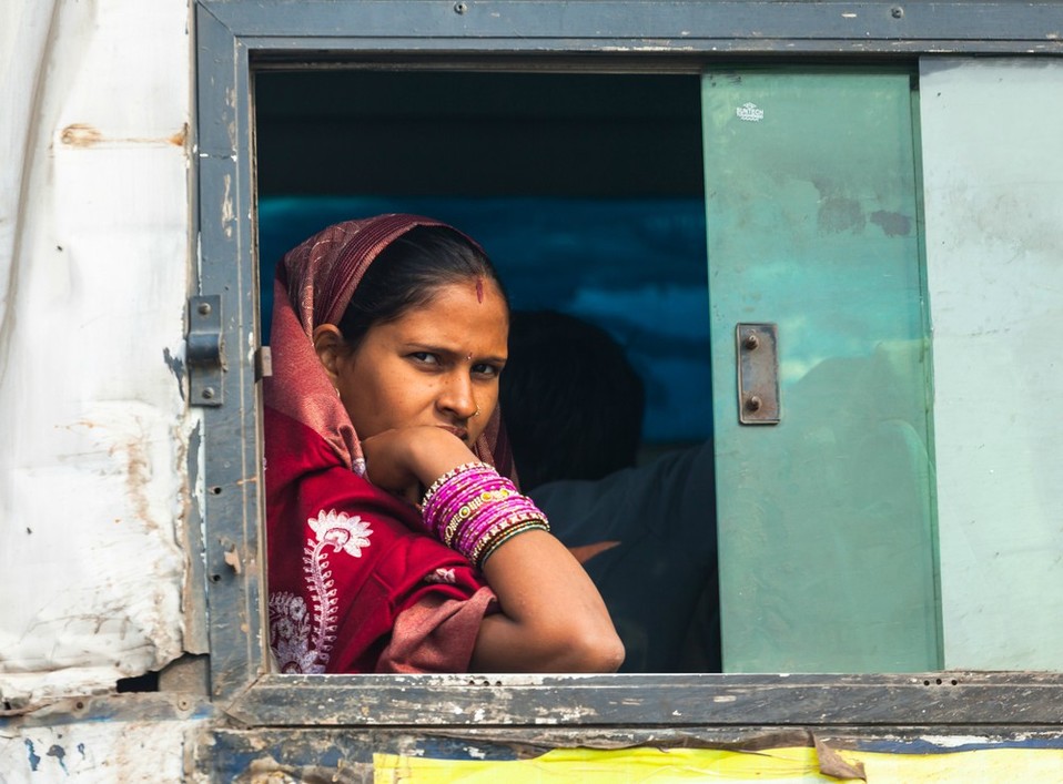 Una mujer en Delhi viajando en Autobús (Shutterstock).