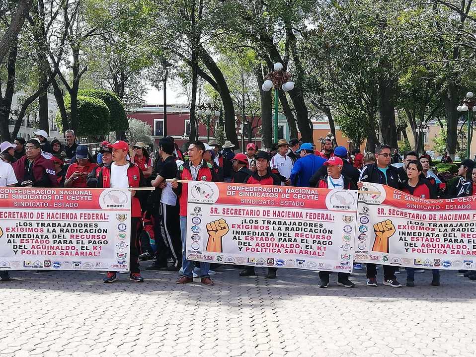 Lo agremiados al sindicato suspendieron actividades en planteles y realizaron un plantón en la sede del SAT en Tlaxcala (Especial)