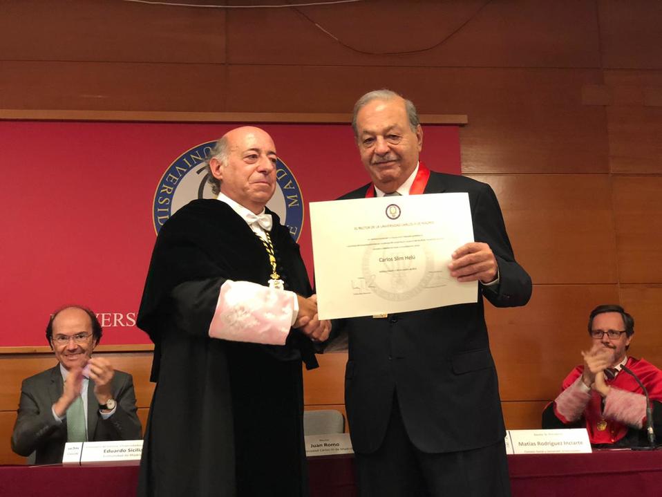 Carlos Slim resaltó que el mérito del reconocimiento se debe a las más de 200 mil personas que trabajan en Grupo Carso. (Especial)