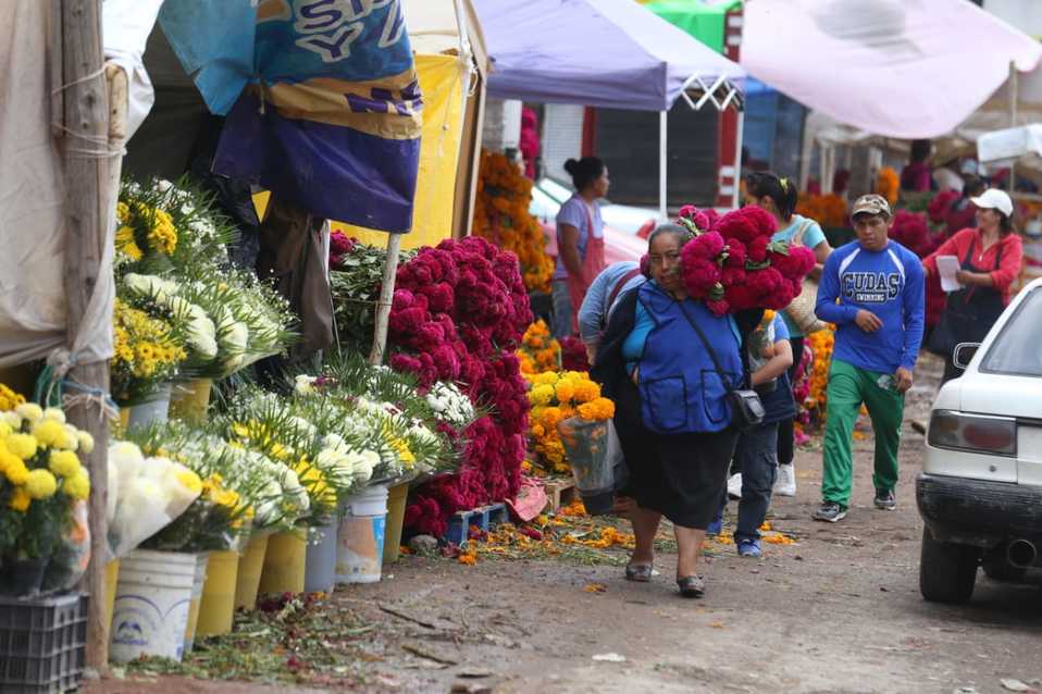 Comerciantes se surten de flor de cempasúchil en la Central de Abastos de Pachuca. (Jorge Sánchez)