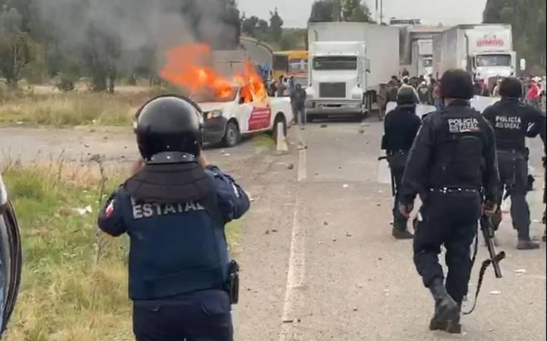 Los habitantes incendiaron una camioneta oficial del gobierno municipal. (Especial)