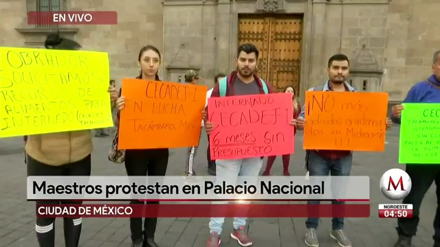 Maestros de Michoacán protestan en Palacio Nacional