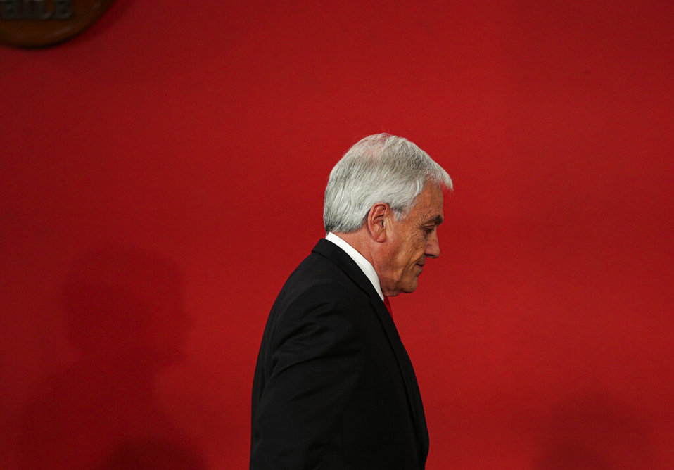 Piñera dijo que primero debe responder  a las exigencias de la población en su país. (AP)