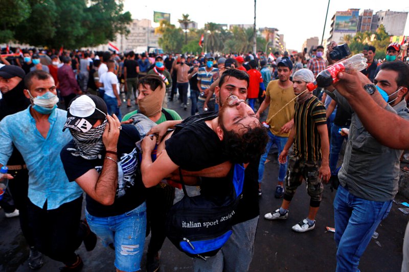 Pistoleros enmascarados abrieron fuego el martes contra manifestantes en la ciudad sagrada chií de Karbala