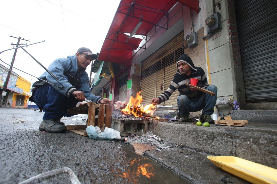 La Secretaría de Desarrollo sustentable prohibiría el uso de fogatas a albañiles. (Foto: Especial)