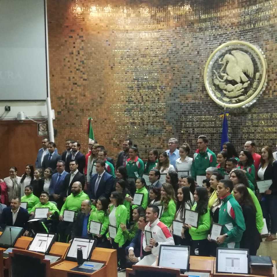 En sesión solemne diputados del Congreso de Jalisco reconocieron a 56 atletas que participaron en los Juegos Panamericanos y Parapanamericanos. (Ramón