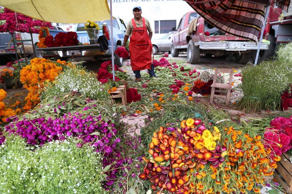 Vendedores de flores en la Central de Abastos de Pachuca. (Jorge Sánchez)