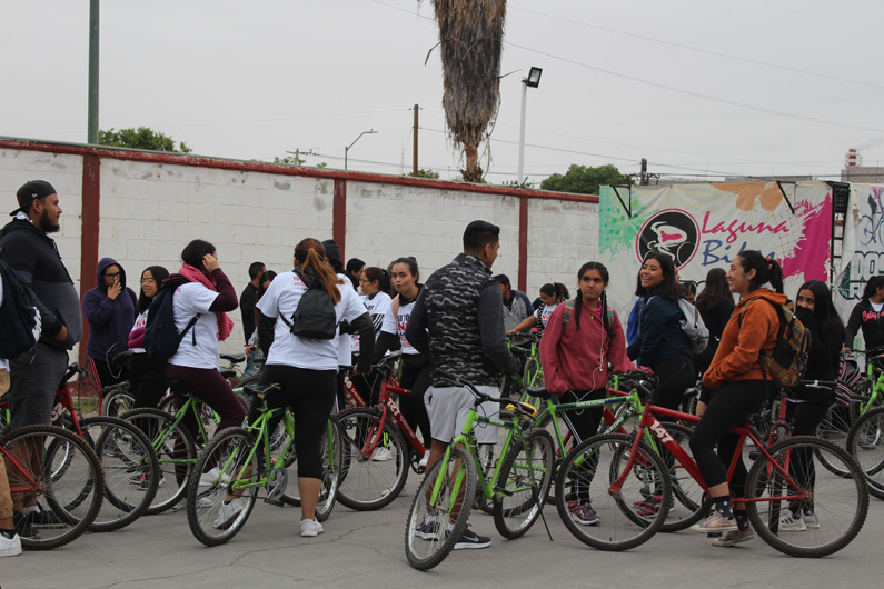 Alumnos de la Facultad de Derecho UAdeC realizaron una rodada para concientizar a los jóvenes sobre conducir alcoholizados. (Liliana Yañez)