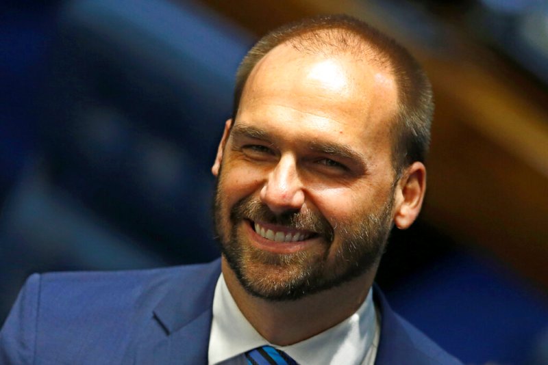 Eduardo Bolsonaro dijo que "tal vez" sus palabras fueron "inoportunas". (AP)