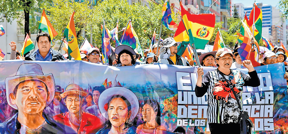 Grupo de indígenas participó ayer en una marcha en La Paz a favor de Morales, que busca un cuarto mandato. (EFE)