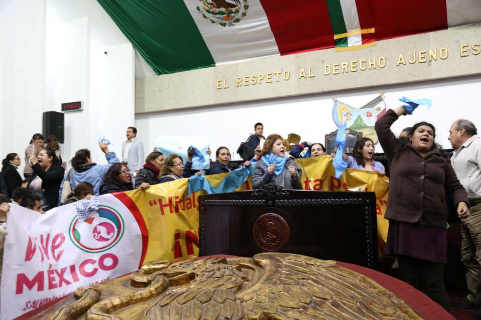 Manifestante de la Ola Celestes irrumpen en la sesión del Congreso. (Jorge Sánchez)