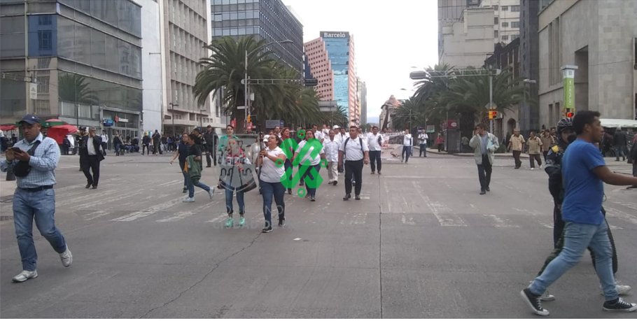 Marcha del Monumento a la Revolución al Zócalo. (Tomado de @OVIALCDMX)