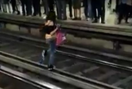 La mujer cruzó caminando las vías del Metro Tacuba. | Especial