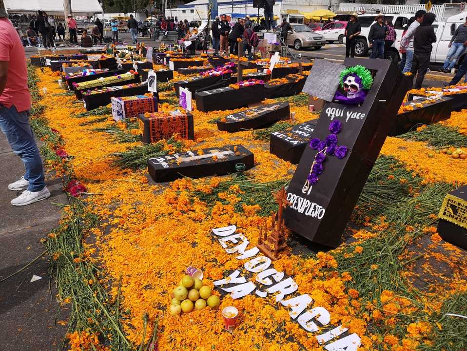 Las ofrendas fueron colocadas frente a las puertas del Palacio de San Lázaro./ Fernando Damián