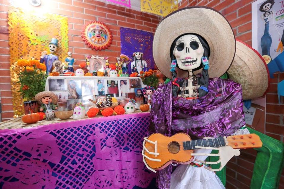 Las ofrendas son tradicionales en cada final de octubre y principio de noviembre en México. (Cuartoscuro)