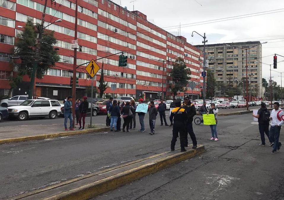 Padres de familia bloquean la avenid Ricardo Flores Magón. | César Velázquez