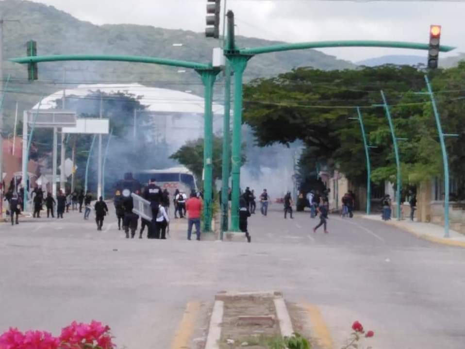 Los presuntos estudiantes de esta escuela, intentaron secuestrar más camiones de carga y autobuses./ Abraham Jiménez