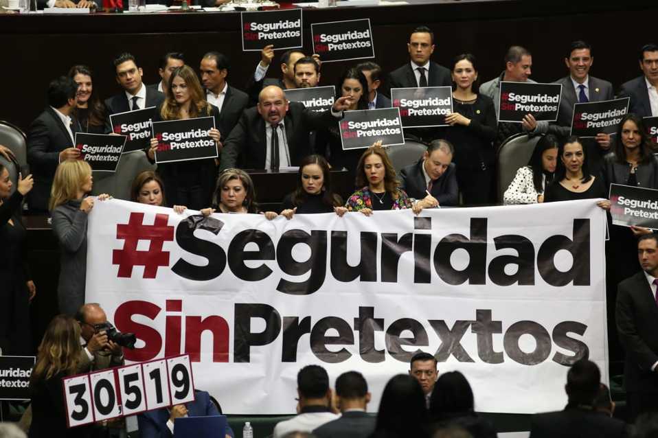 Protestan durante comparecencia de Alfonso Durazo en San Lázaro. (Octavio Hoyos)