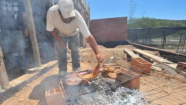 El secretario argumentó que prohibirlas en la industria de la construcción es para contaminar menos. (Foto: Archivo)