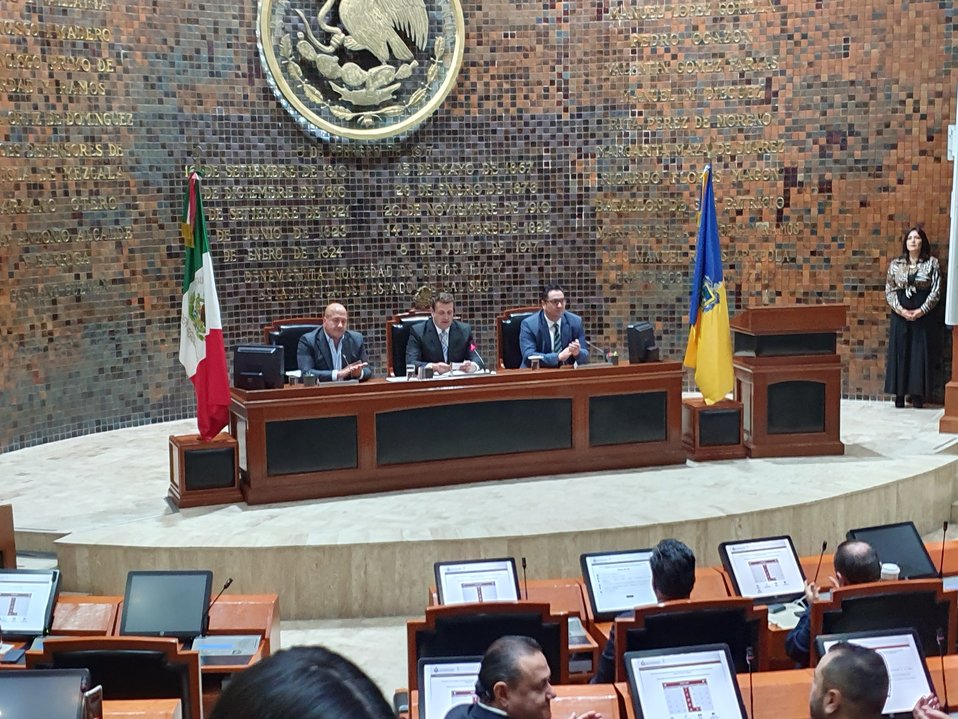 En sesión solemne el presidente de la Mesa Directiva presentó informe del primer año de la 62 Legislatura. (Cortesía)