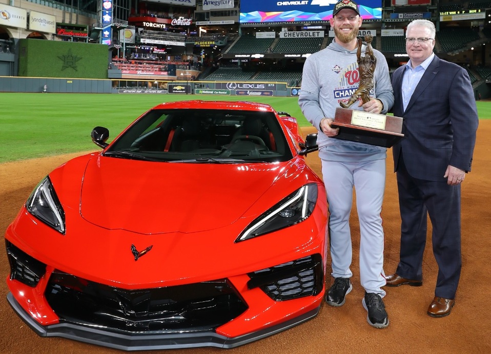 Stephen Strasburg recibe un Corvette Stingray 2020 (Cortesía Chevrolet)
