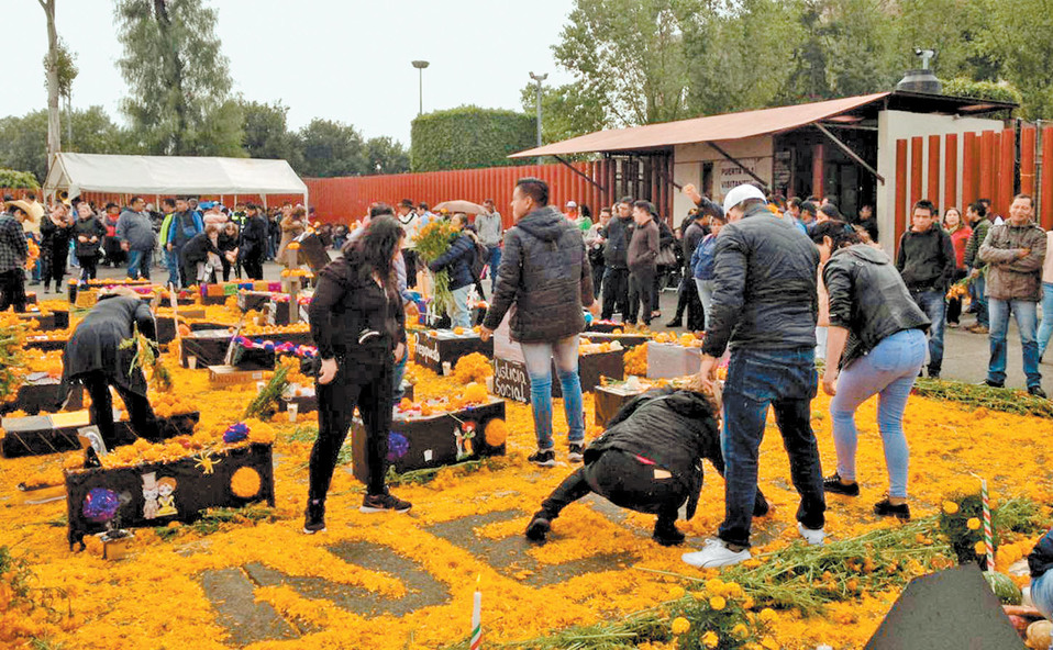 Alcaldes montaron una ofrenda afuera del Palacio de San Lázaro para protestar por los recortes al Presupuesto 2020. (Wendy Vega)