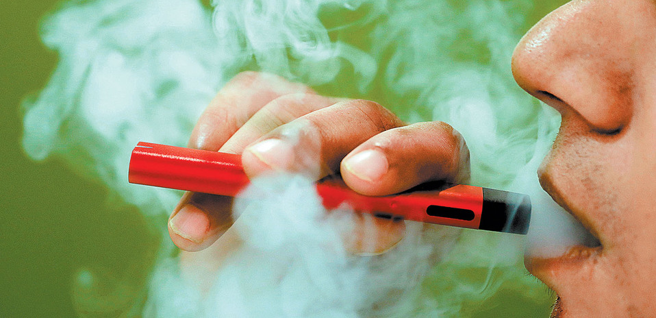 Autoridades de diversos países consideran que el ‘vapeo’ engancha a los menores en esta práctica. (Adnan Abidi/Reuters)