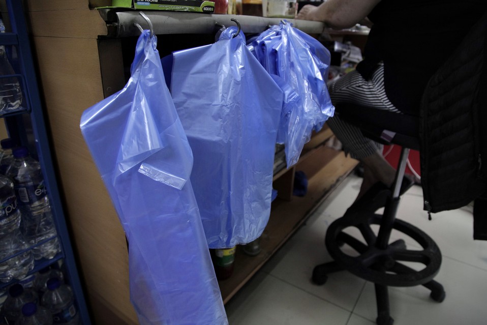 Las bolsas de plástico y popotes deberán ser biodegradables (CORTESÍA)