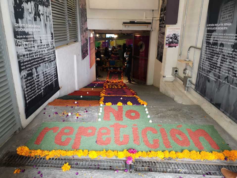 Se colocó un tapete floral con aserrín en el sitio que fue utilizado como centro de tortura y reclusión clandestina temporal. (Especial)