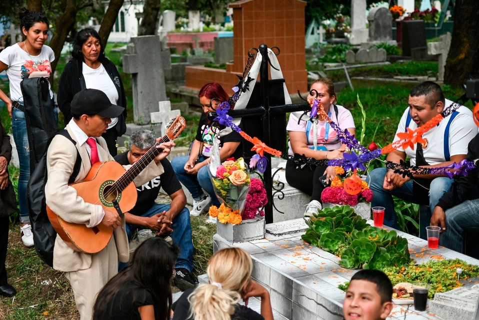 Decenas de familias visitaron los panteones en Día de Muertos. (AFP)
