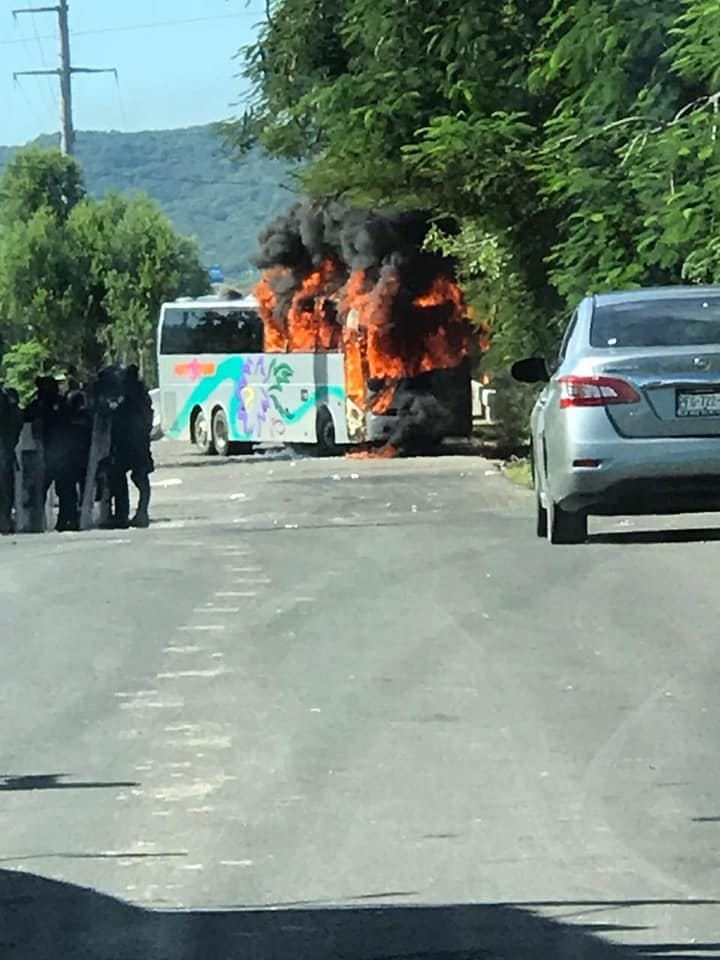 Disparos, quema de un autobús y desalojo de manifestantes por parte de elementos de la Policía Estatal antimotines es el resultado del bloqueo. (Javie