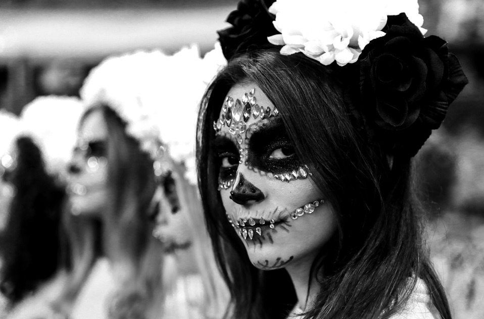 Edecan vestida de catrina durante el duelo entre Cruz Azul y Puebla (Imago7)