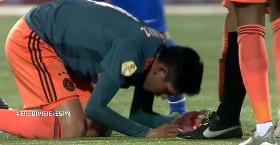 Edson Álvarez recibe fuerte codazo en el rostro (Video captura: ESPN)