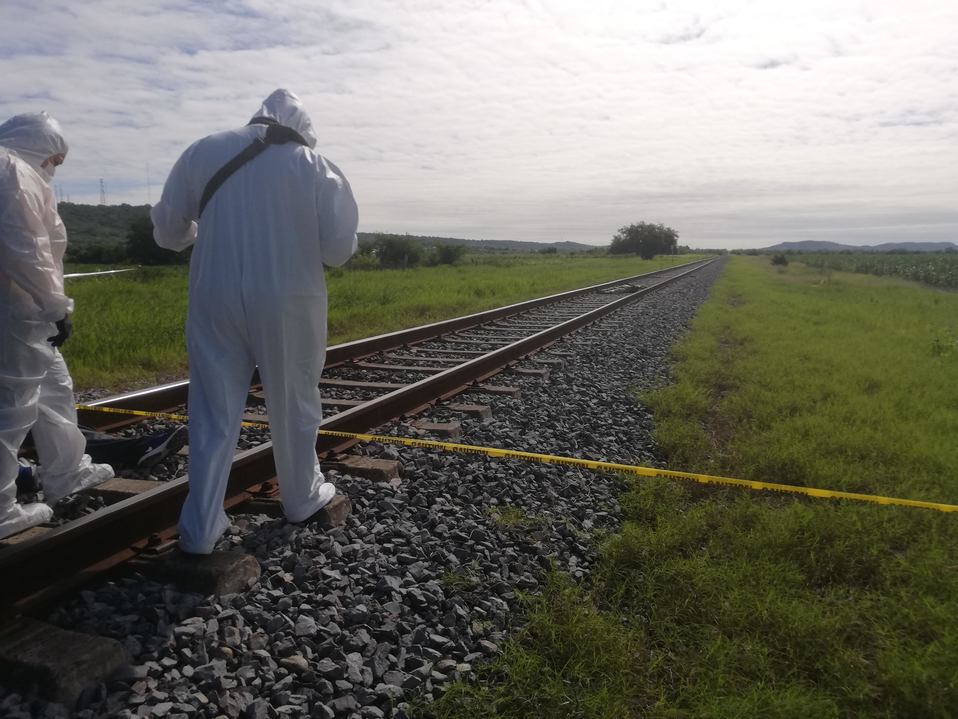 Elementos de la Procuraduría de Tamaulipas resguardan zona de un accidente en Altamira.