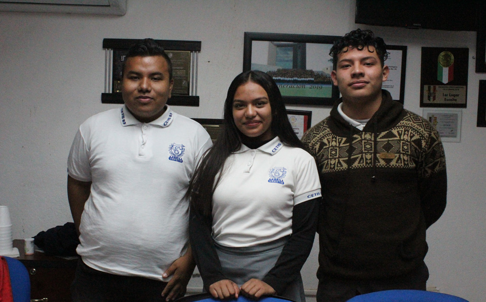 Juan Pablo Palos, Mayra Daniela Castro y Rodrigo Delgado de CETis 83 de Torreón participarán con el proyecto Sistema Generador de Mapas para Minería. 