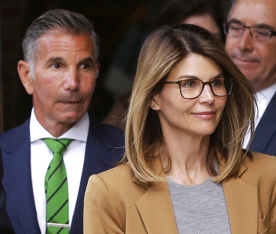 Lori Loughlin y esposo refutan cargos en escándalo universitario (AP).
