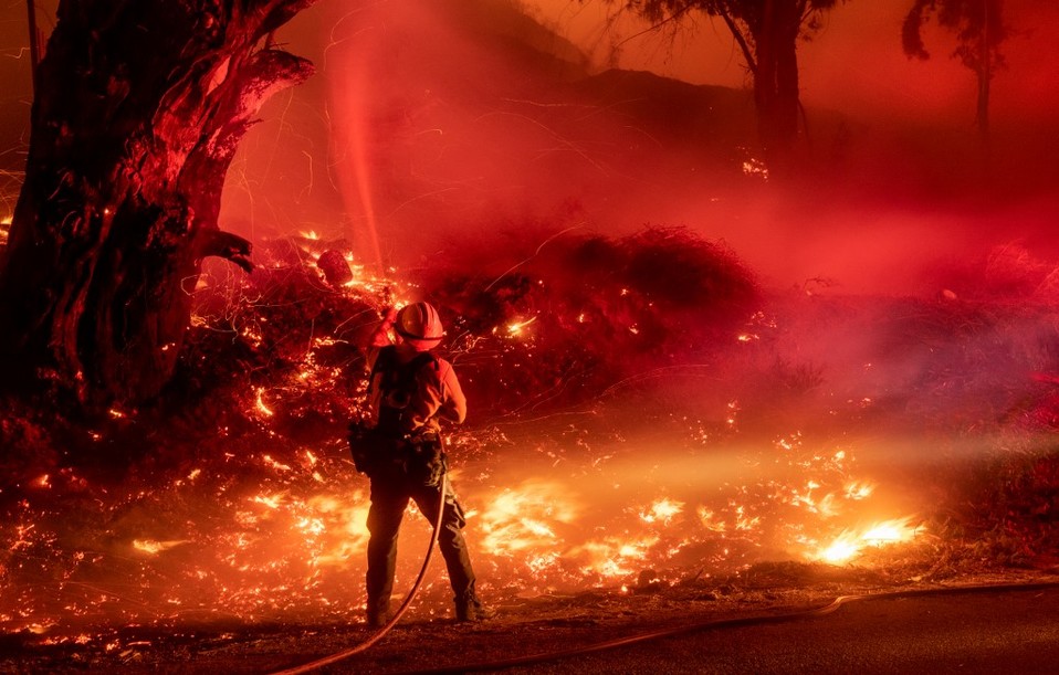 Matthew Valdivia salió de su casa cuando se estaba incendiando en California | AFP