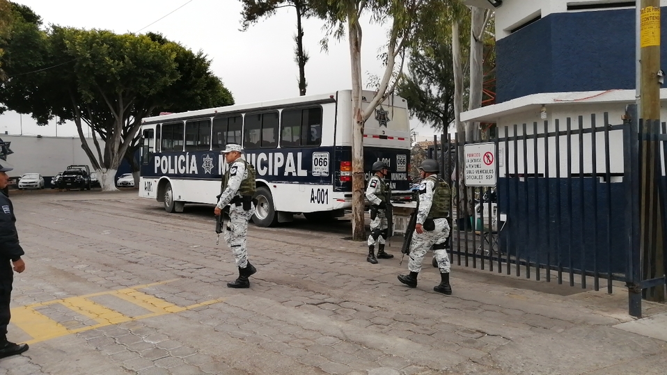 Al estar en paro de actividades los custodios, familiares de los internos no pueden ingresar al inmueble. (Apolonia Amayo)