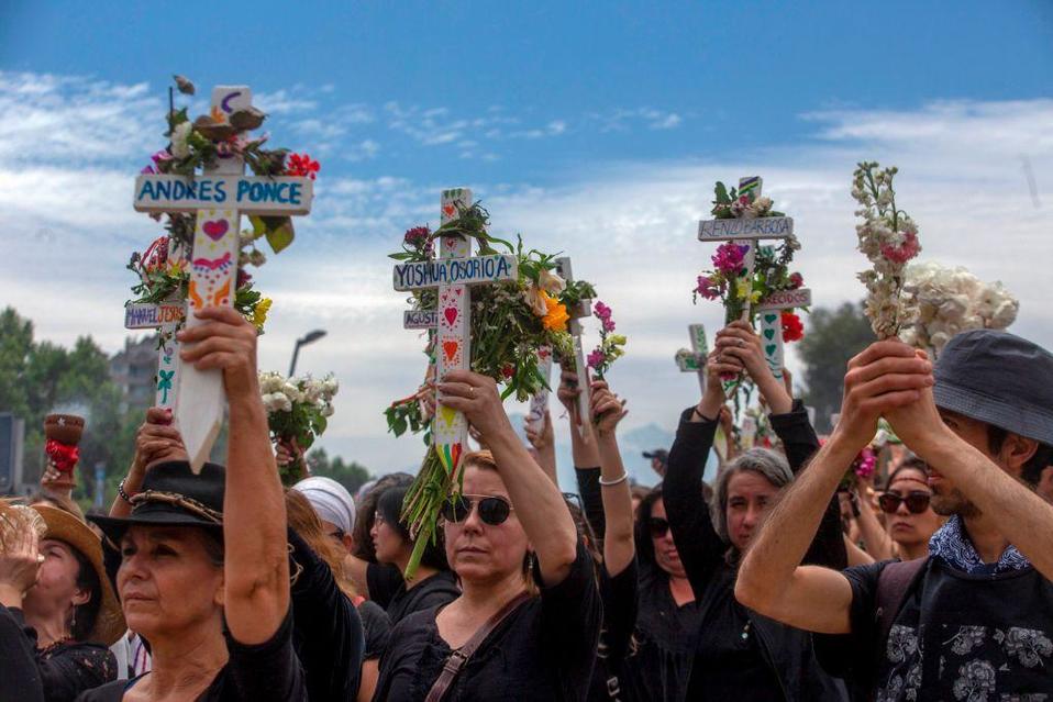 Rindieron honores a los fallecidos en las protestas de Chile, tras ser la celebración del Día de Todos los Santos. (AFP)