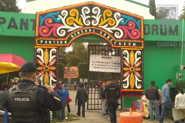 La SSC desplegó 22 mil policías en los panteones de CdMx. | Twitter @OVIALCDMX
