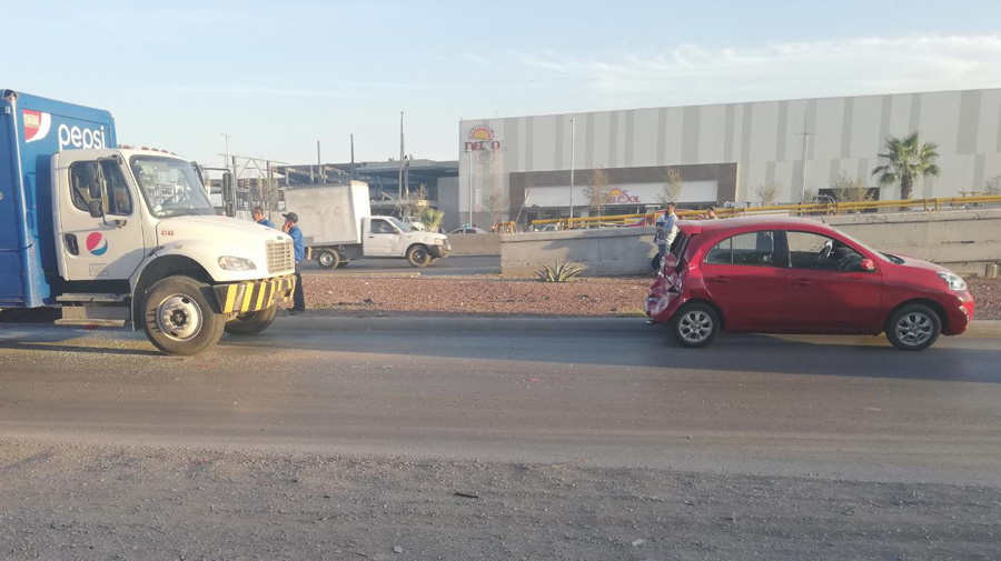 Trascendió que el chófer del camión refresquero no se percató del auto de enfrente. (Notivox Digital)