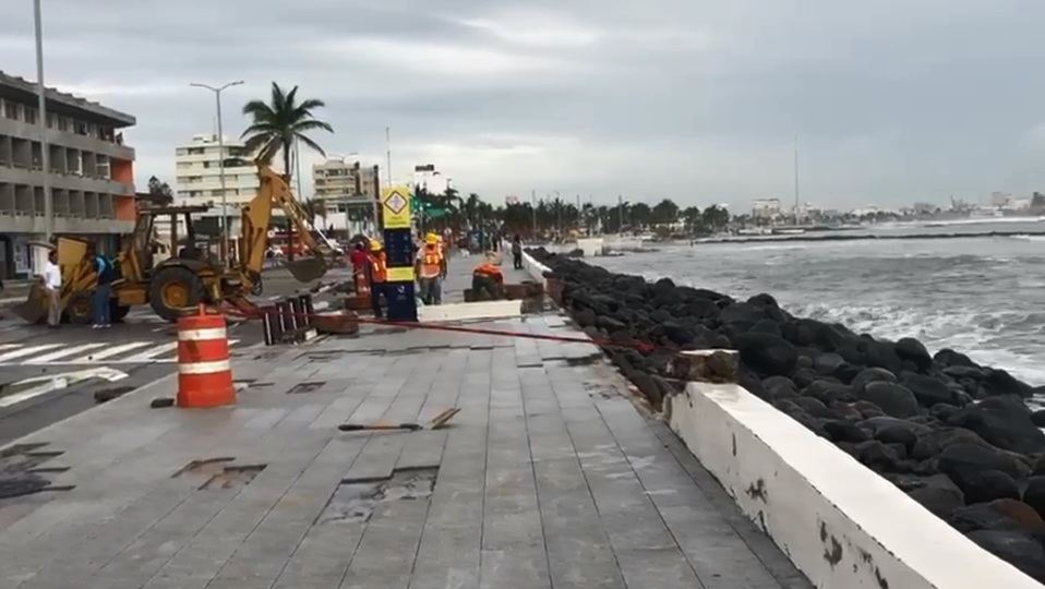 Los vientos del Frente Frío 8 dejó piedras sobre el bulevar Manuel Ávila Camacho en Boca del Río (Captura)