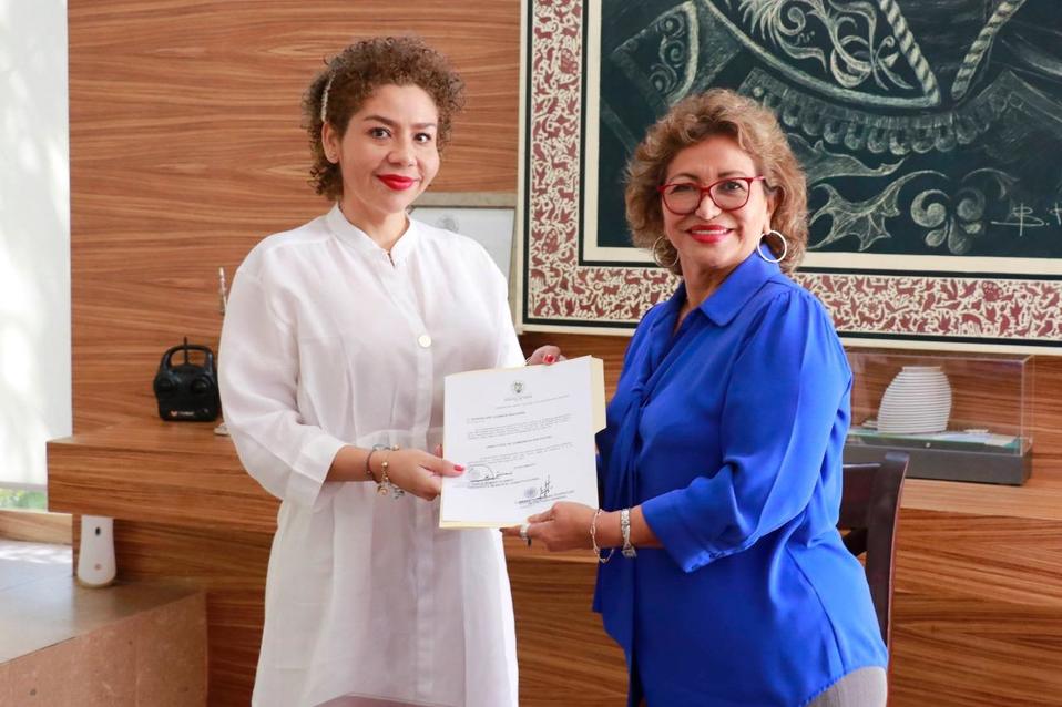 La alcaldesa Adela Román con la recién nombrada directora de Comunicación Social. (Especial)